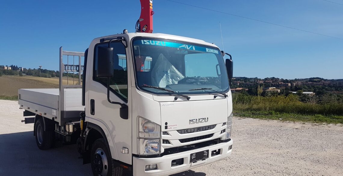 Isuzu M Allestito Con Cassone Fisso E Gru Hc Bc Carrozzeria